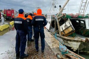 Peschereccio rischia di affondare nel porto di San Benedetto del Tronto