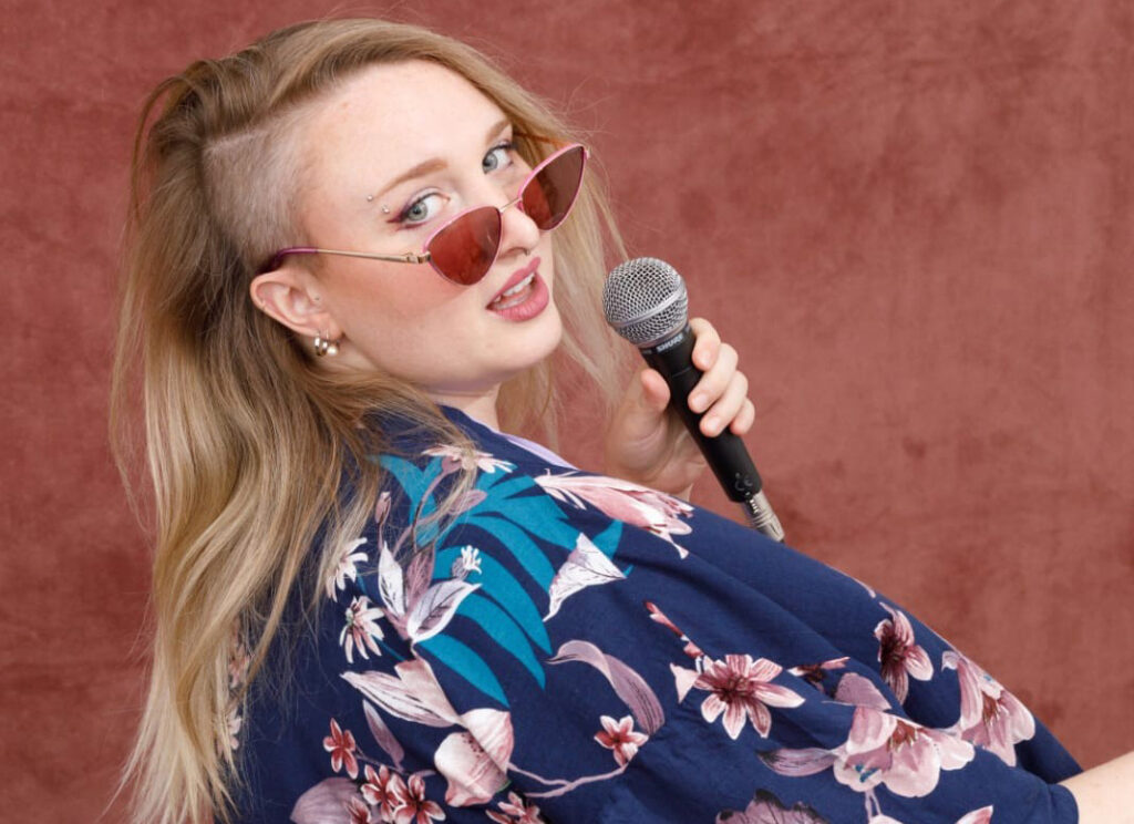 VENERDÌ 10 APRILE STAND-UP COMEDY AL TEATRO COMUNALE DI MOMBAROCCIO CON GIULIA CERRUTI IN “MONOLOGO DI DONNA CON PECORINO”