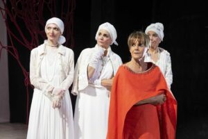TOURNÉE MARCHIGIANA PER “LISISTRATA” CON LELLA COSTA  IL 14 APRILE AL TEATRO PEGOLESI DI JESI, IL 15 APRILE AL FERONIA DI SAN SEVERINO MARCHE E DAL 16 AL 19 APRILE AL TEATRO SPERIMENTALE DI PESARO