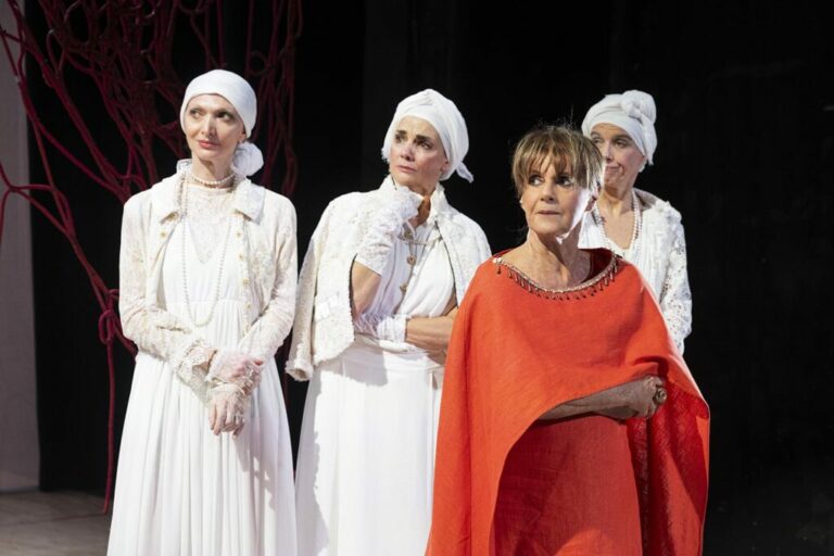 TOURNÉE MARCHIGIANA PER “LISISTRATA” CON LELLA COSTA  IL 14 APRILE AL TEATRO PEGOLESI DI JESI, IL 15 APRILE AL FERONIA DI SAN SEVERINO MARCHE E DAL 16 AL 19 APRILE AL TEATRO SPERIMENTALE DI PESARO