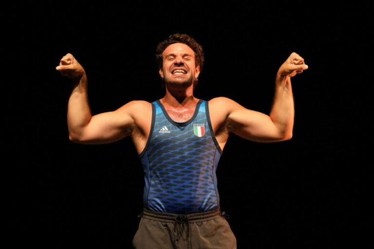 MONTALTO DELLE MARCHE, VENERDÌ 10 APRILE AL TEATRO DELLA FIABA E DELLA POESIA “MIO PADRE È SYLVESTER STALLONE” DI COMPAGNIA A.D.D.A.