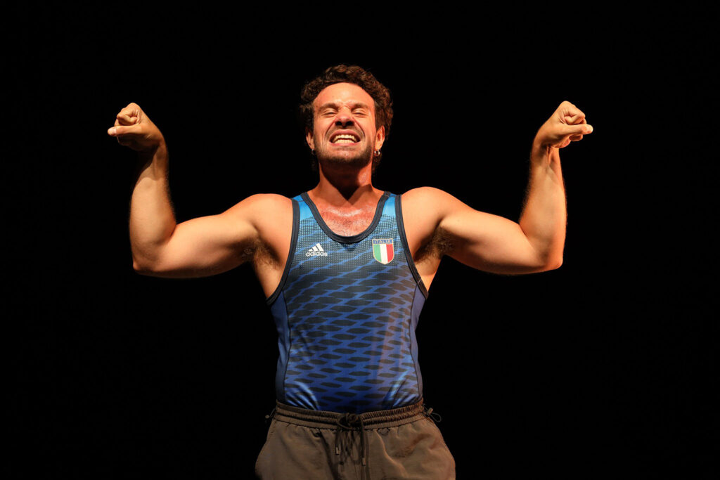 MONTALTO DELLE MARCHE, VENERDÌ 10 APRILE AL TEATRO DELLA FIABA E DELLA POESIA “MIO PADRE È SYLVESTER STALLONE” DI COMPAGNIA A.D.D.A.