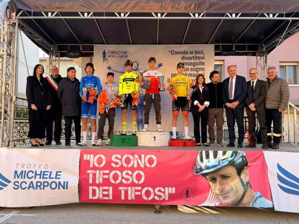 Trofeo Michele Scarponi: il marchigiano Tommaso Cingolani il più bravo allo sprint sul traguardo di Castelraimondo