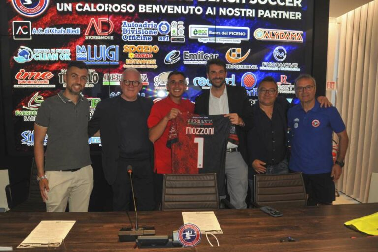 La-societa-della-Samb-BS-e-il-capitano-Addarii-consegnano-la-maglia-al-sindaco-Mozzoni-foto-Giuseppe-Troiani