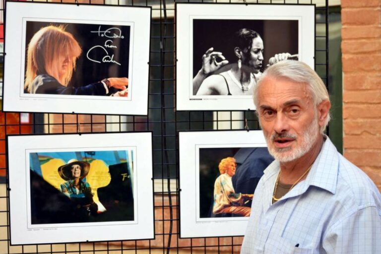 Carlo-Pieroni-in-una-mostra-con-le-sue-foto