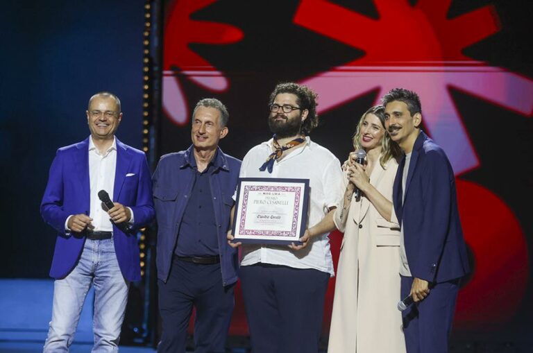 Targa-della-Critica-Piero-Cesanelli-a-Claudio-Covato