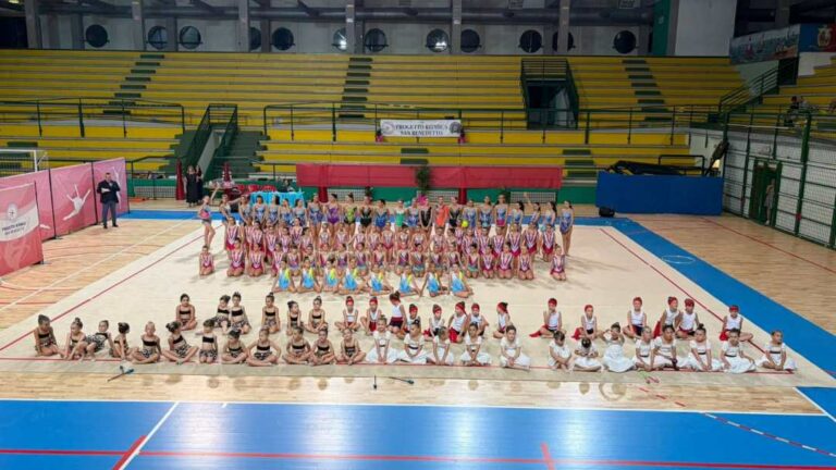 progetto-ritmica-2026-saggio-gruppo-Il-gruppo-finale-con-tutte-le-atlete