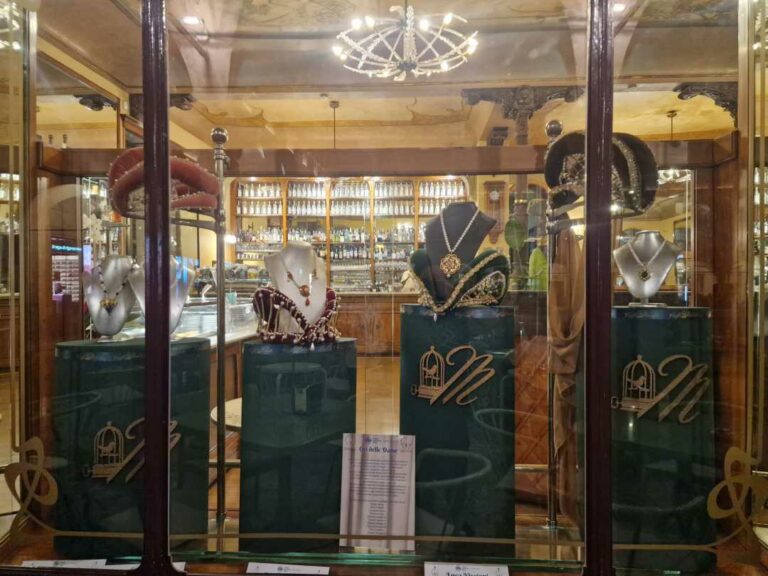 Ori-delle-Dame-in-vetrina-al-Caffe-Meletti