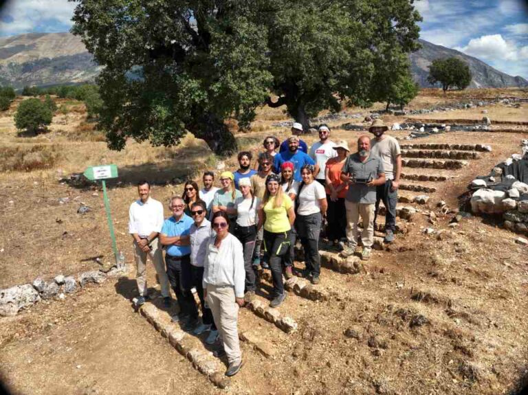 Roberto-Perna-con-il-team-Unimc-Istituto-Archeologico-di-Tirana