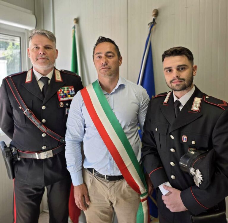 Sindaco-Alessandro-Gentilucci-al-centro-e-il-comandante-Raffaello-Montanaro-sx-salutano-il-carabiniere-scelto-DAncona