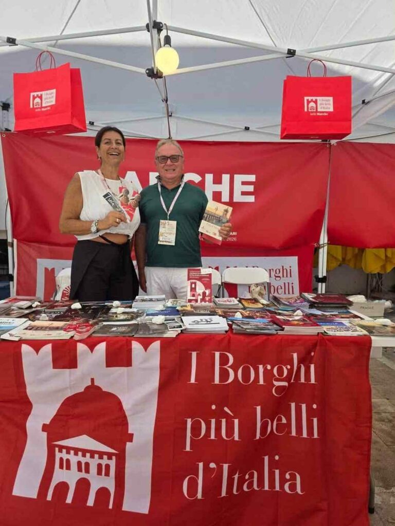 Sindaco-Franco-Capponi-e-assessora-Sabrina-Virgili-Raduno-dei-Borghi-piu-belli-dItalia