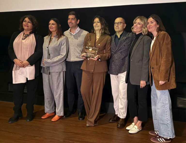 Filauri-Paraventi-Agostini-consegna-targa-a-Cristina-Gesualdi-e-ai-figli
