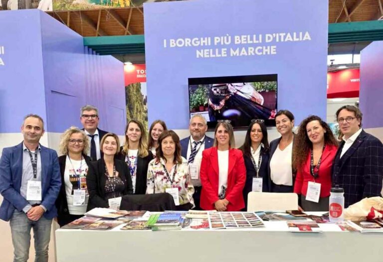 Lorena-Varani-Silvia-Luconi-e-Amato-Mercuri-con-i-alcuni-assessori-e-sindaci-del-borghi-delle-Marche